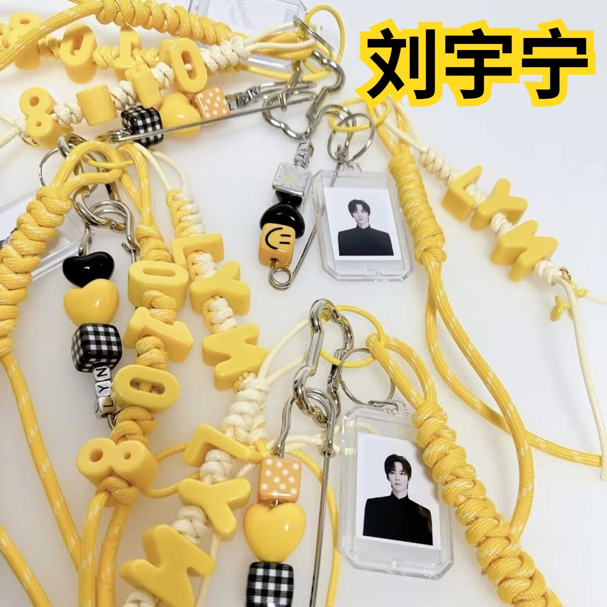 المعلقات الفريدة من نوعها على شكل Instagram ذات الطابع الأصفر من Liu Yuning، وحقائب miu، وسلاسل المفاتيح، ودعم المعلقات للصور #1