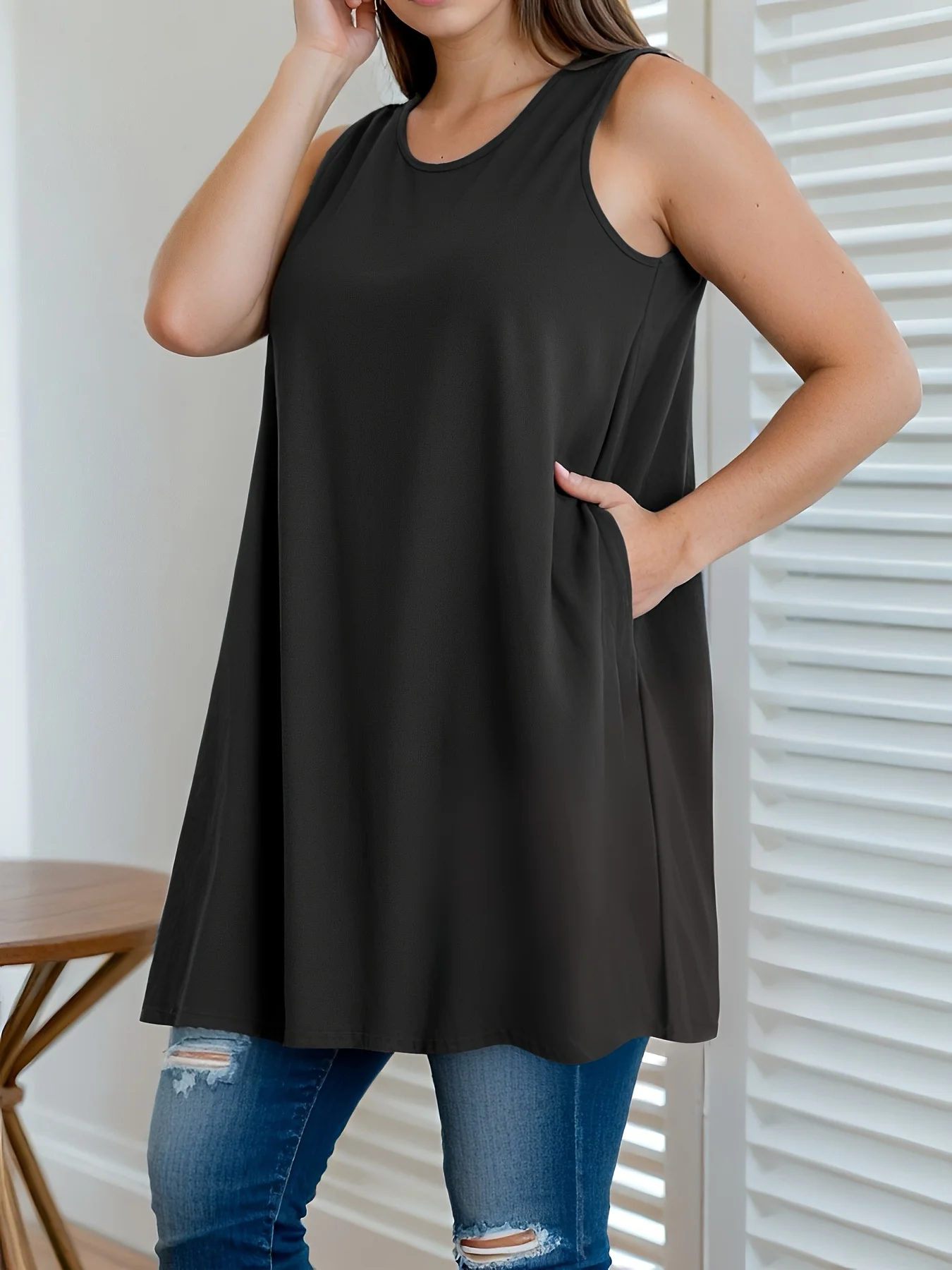 Versatile Sleeveless Tunic Top for Plus Size Women Ideal for Everyday Wear image 3