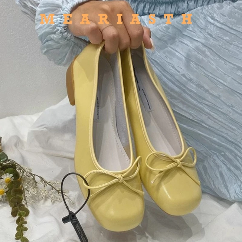 

2024 Spring New Style Flat Head Thick Heel Milk Shoes Korean Fashion Shallow Bow Single Shoe Women's Work Shoes Rubber Material