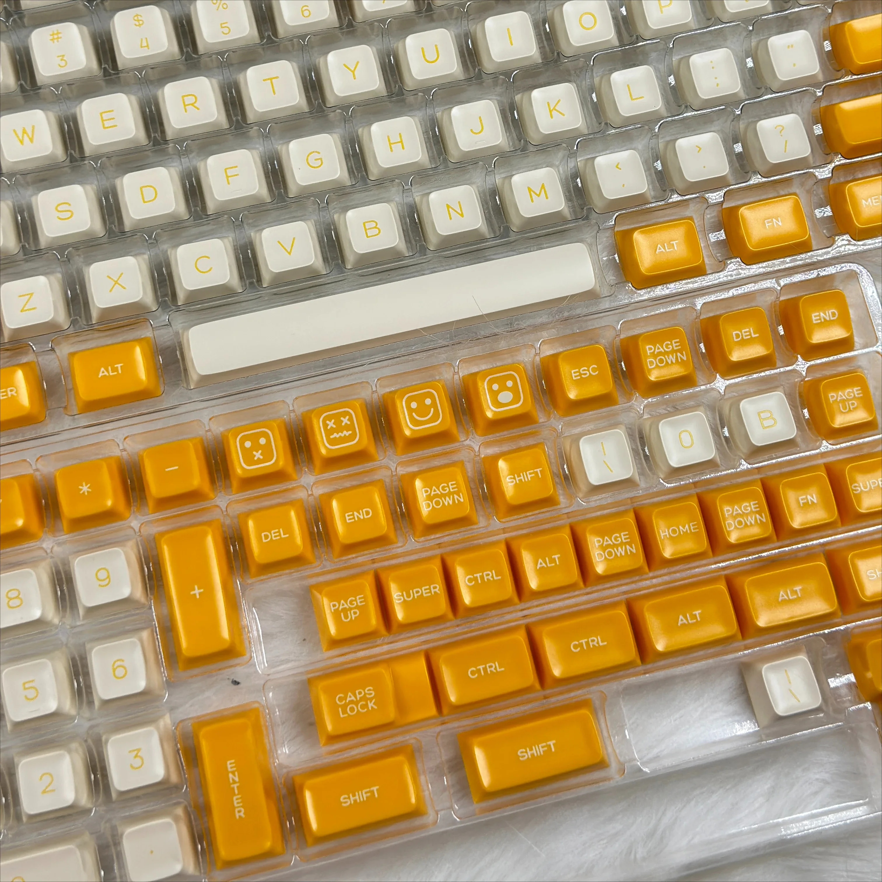 

Banana PBT three-color keycaps SA height full set of three-color injection molding keycaps GMK75/87/98/104