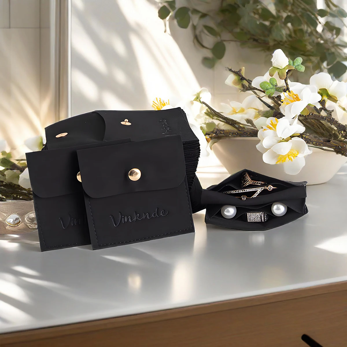 

Premium Velvet Jewelry Gift Bag with Personalized Logo Snap Inner Compartment for Ring Earrings Storage Wedding Favor Accessory