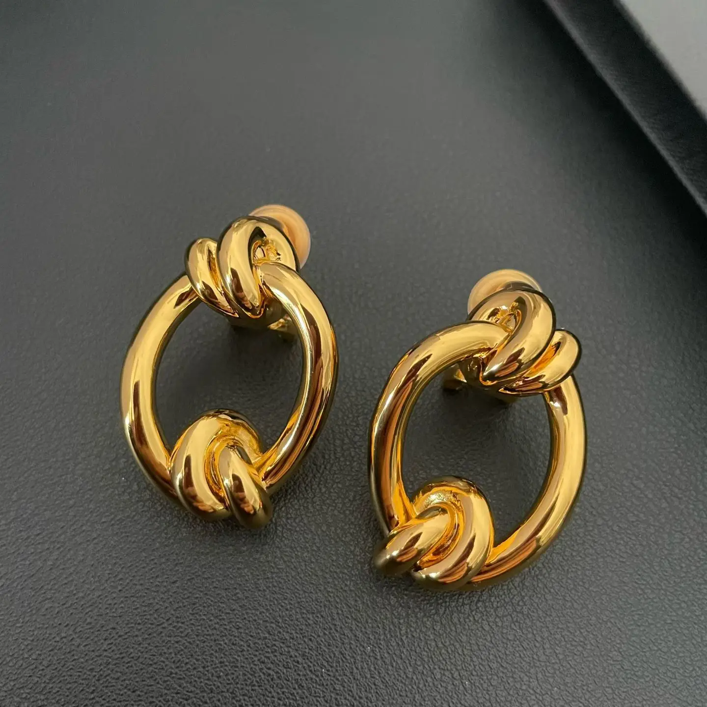 

Европейские дизайнерские серьги-клипсы из латуни с золотым покрытием в виде узла, роскошные изысканные украшения для женщин, модный тренд.