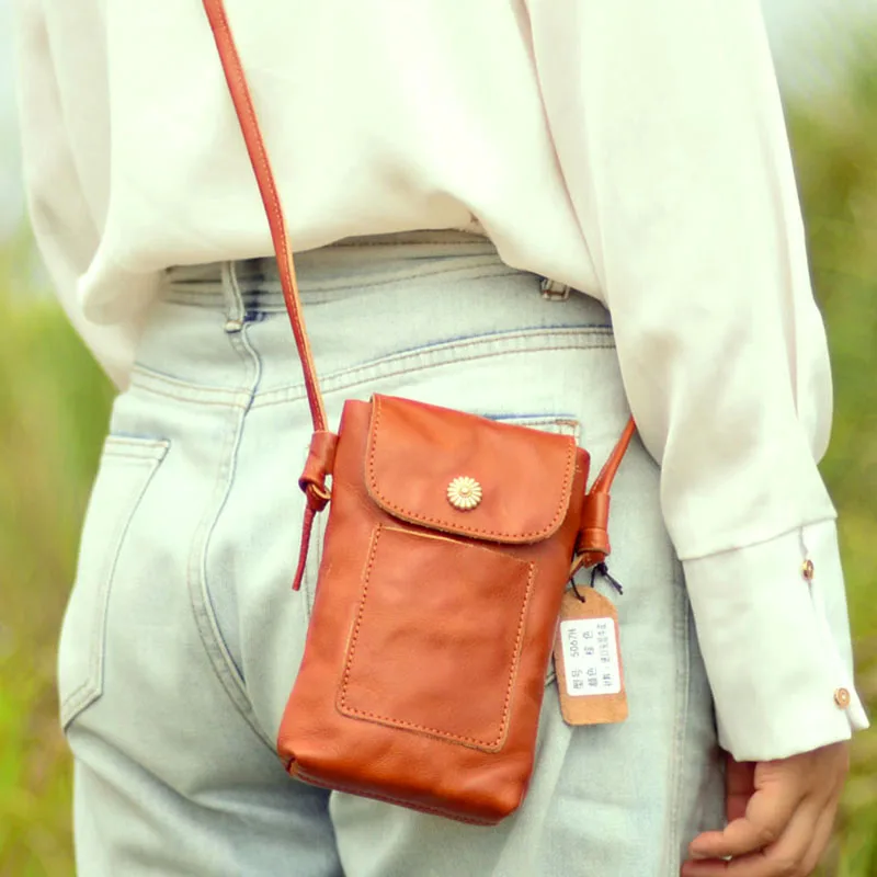 AETOO The new soft leather mobile phone bag, made of top-grain cowhide, is practical, simple and retro. It is a casual vertical
