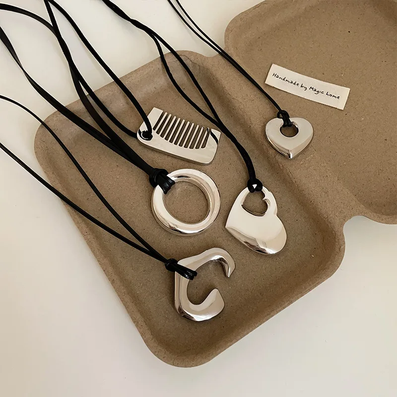 

Comb Heart Black Cord Necklace Korean Y2K Minimalist Adjustable Dainty Statement Jewelry for Women