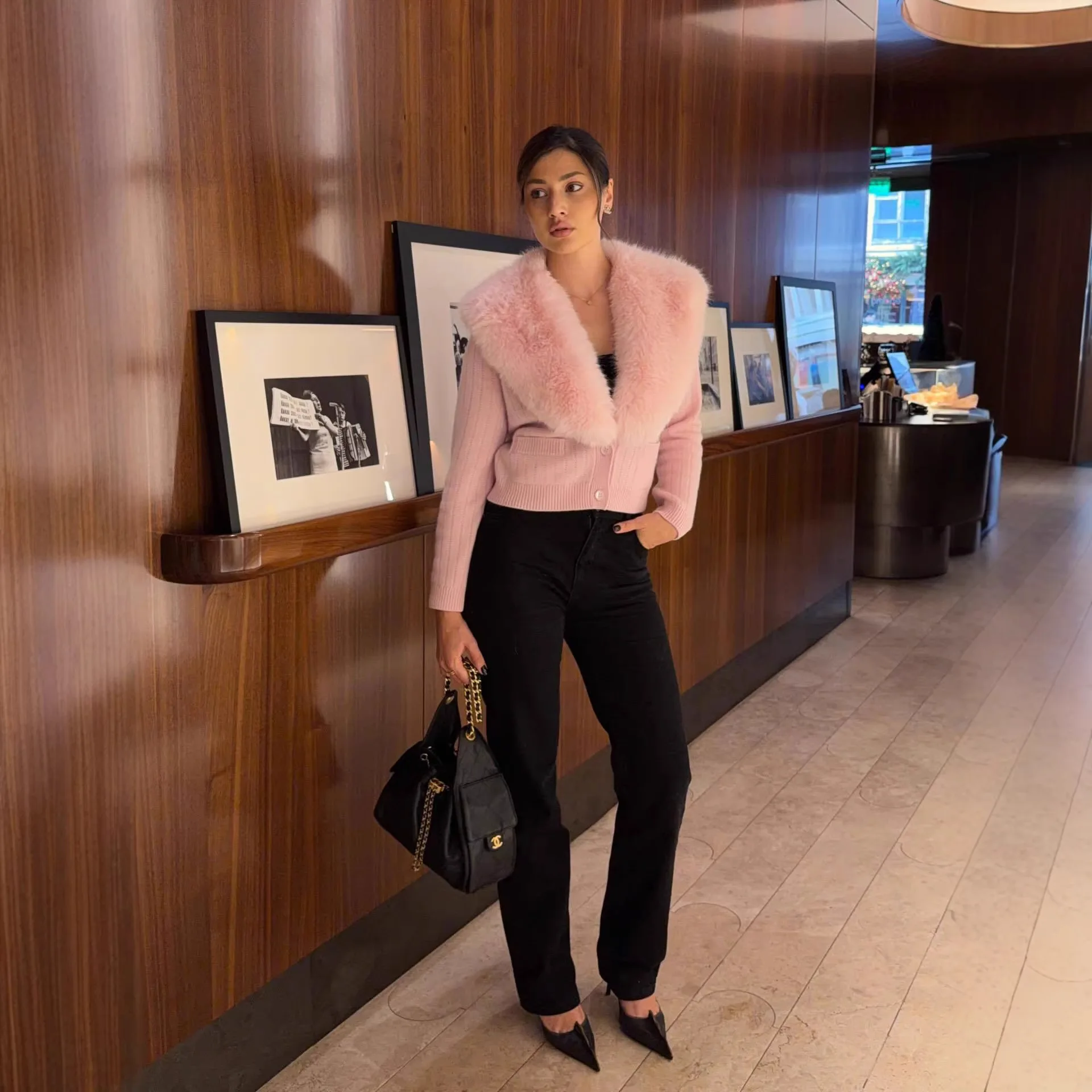 

Стильный нежно-розовый вязаный кардиган с меховым воротником, женский, на одной пуговице, с длинными рукавами, короткий свитер, новинка весенней коллекции, повседневная вязаная одежда для женщин