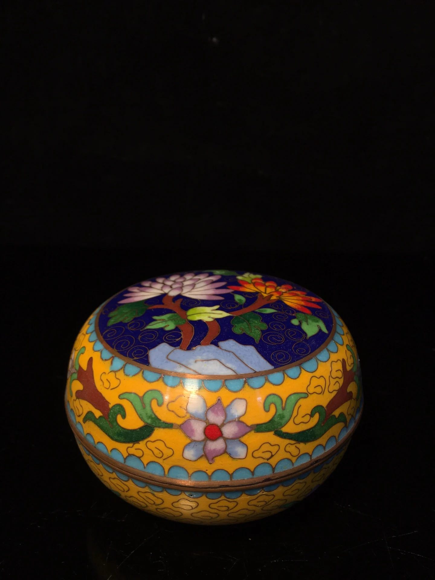 

Cloisonné enamel powder box, finely crafted, with a patinaFree shipping