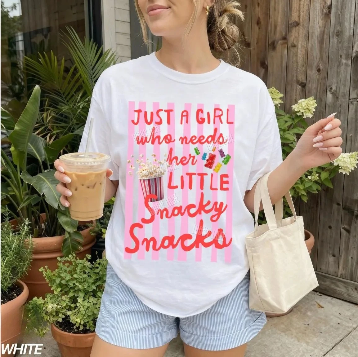 Camiseta Just A Girl Who Needs Her Little Snacky Snacks, camiseta Y2K, camiseta con gráfico femenino, camiseta Snarky, camiseta Sassy, camiseta con gráfico moderno