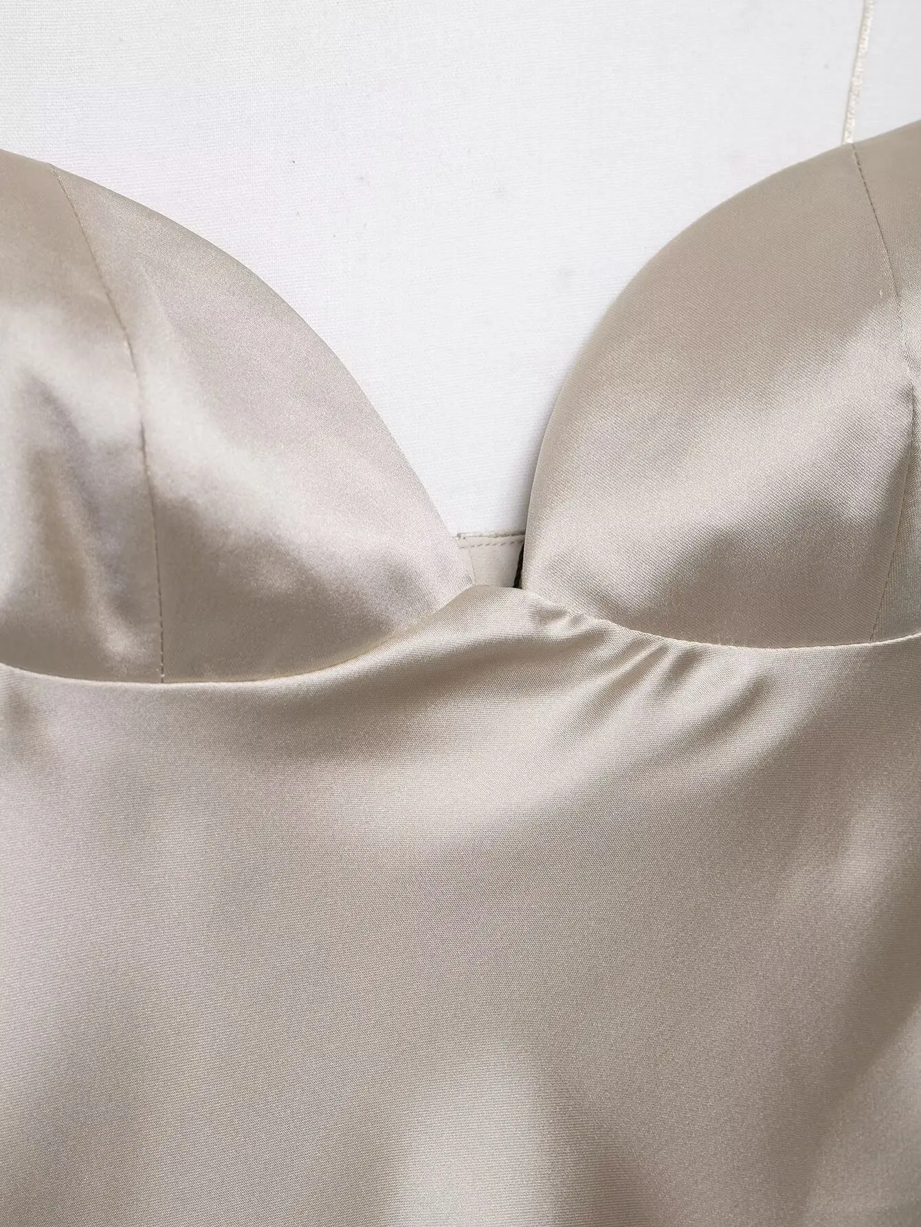 2026 Neue Sommer Satin-Texturierte Schwarze Sling-Tops für Damen, Elegante V-Ausschnitt Rückenfreie Oberteile, Sexy Club-Party-Tanktops – Detail 9