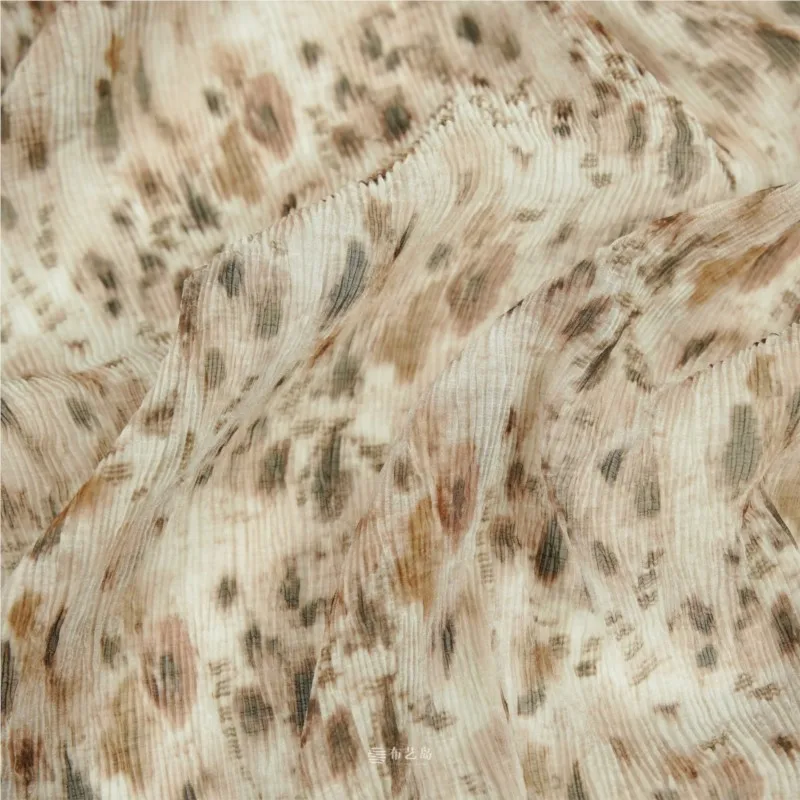 Light coffee-colored printed pleated fabric for dresses shirts trousers and cheongsams designer