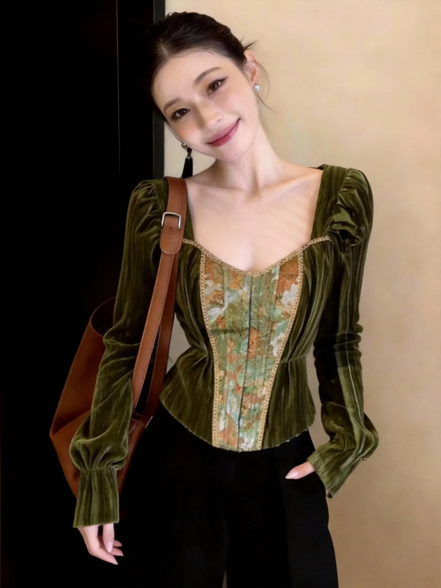 

Весна 2026: Новая модная элегантная рубашка из бархата в китайском стиле с квадратным воротником и пэчворк-дизайном для офиса