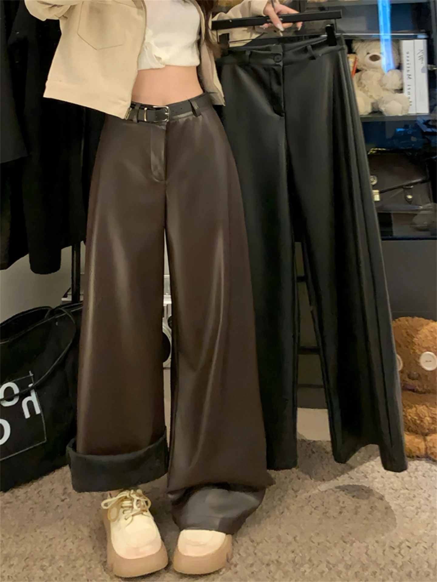 Pantaloni in pelle casual in pelle PU di velluto sottile per donna Autunno Inverno Nuovo senso del design Pantaloni a gamba dritta marrone nero a vita alta