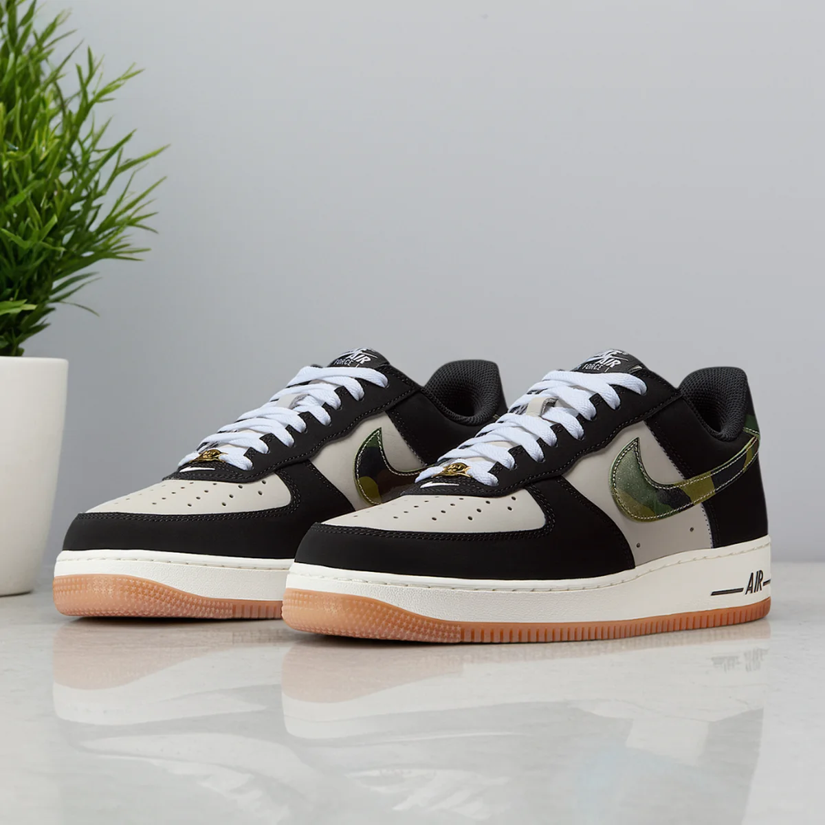 

Оригинальные мужские легкие кроссовки Nike AIR FORCE 1 LOW RETRO HQ1967-100