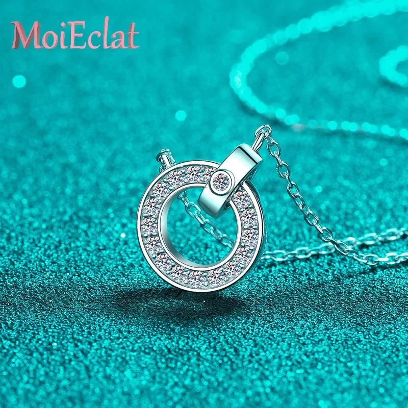 MoiEclat Store Platinum PT950 0.45ct Moissanite Roman Ring Pendant for Women, High Polished CLavicle Chain Anniversary Gift