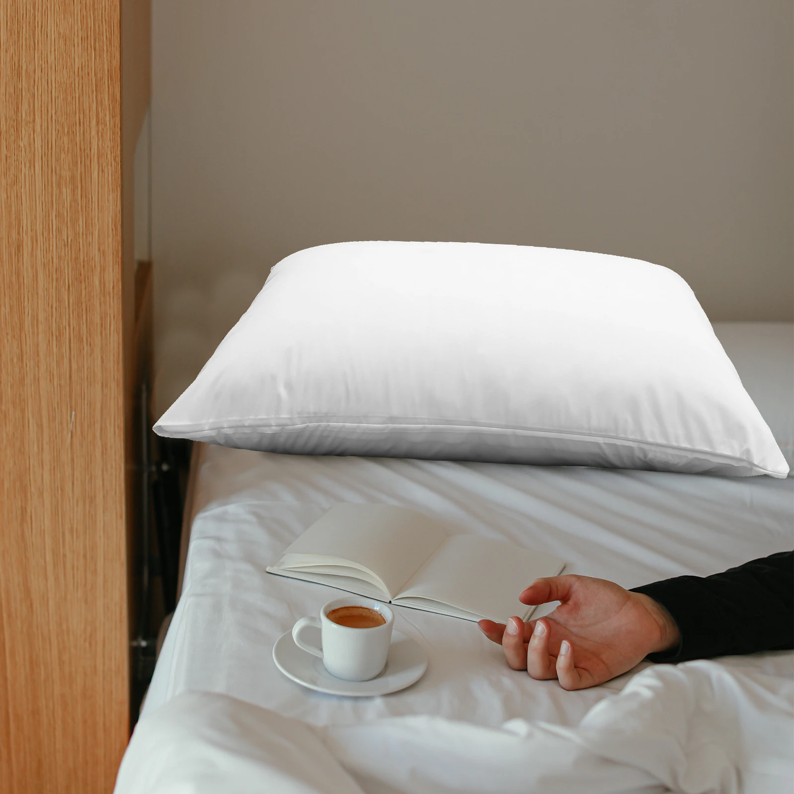 

2pcs Waterproof Latex Pillowcase Woven Knitted Fabric 50x70cm White Zipper Breathing Comfortable Hotel Home Accessory