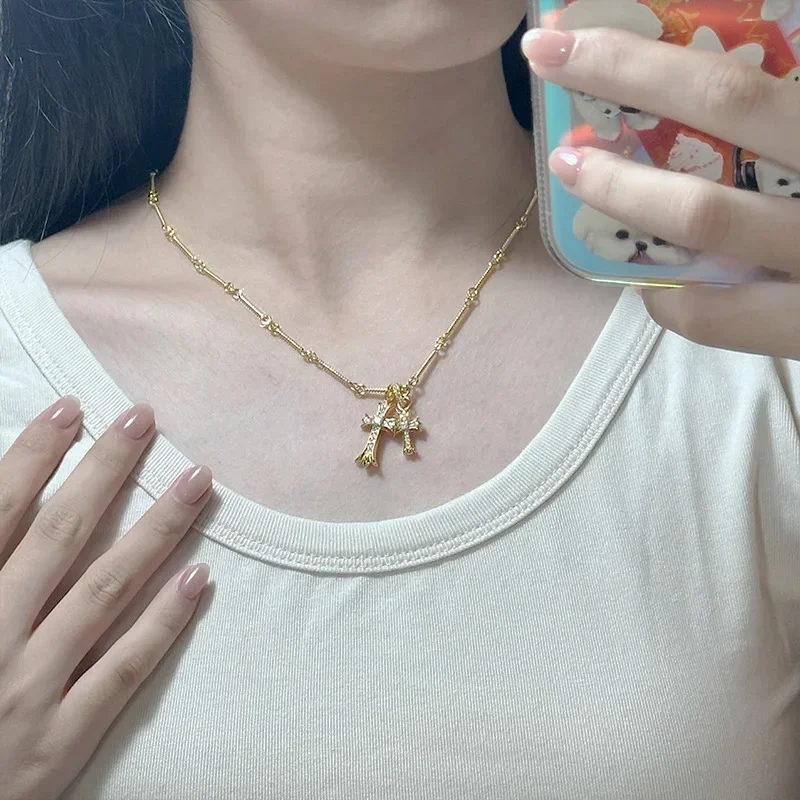 MDLCrocker كوكب المشتري. قلادة ذهبية عتيقة مزدوجة الصليب مع الزركونيوم والماس