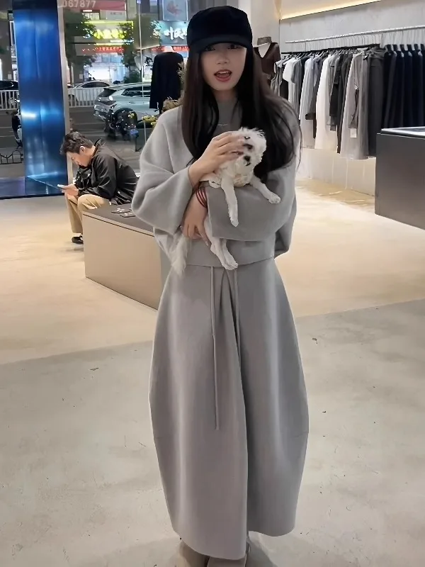 

Корейский повседневный комплект-двойка: свитер свободного кроя с круглым вырезом и длинными рукавами, а также укороченная юбка. Модный комплект для женщин на весну.