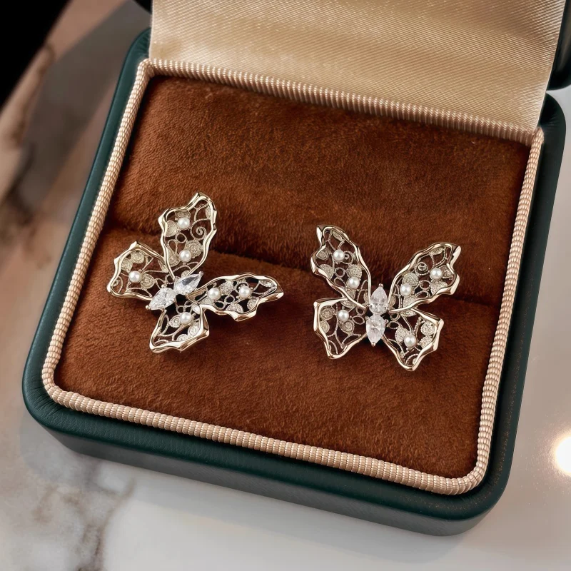 

French Fashion Sweet Hollow Zircon Butterfly Earrings for Women High-end feel Exquisite Vintage All-match Pearl Earrings Jewelry