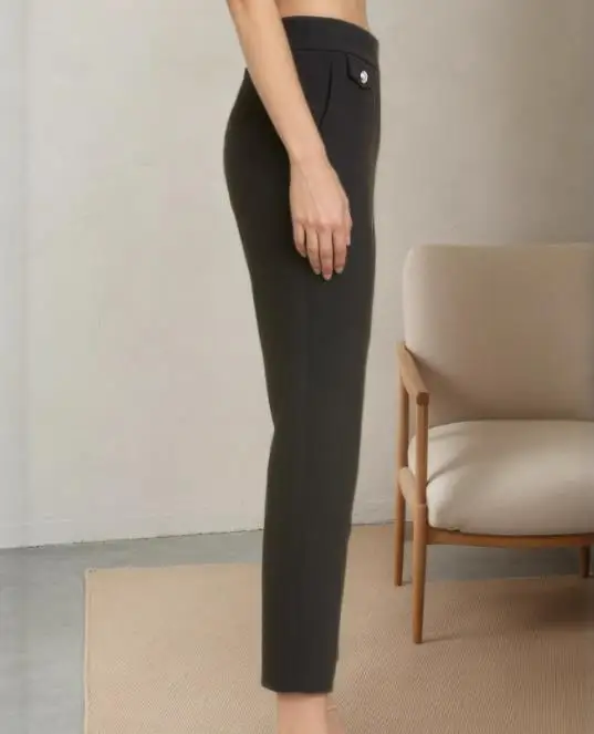 Pantaloni da donna slim fit per la primavera e l'estate, nuovi pantaloni corti con decorazione a bottoni a vita alta in tinta unita adatti per i pendolari