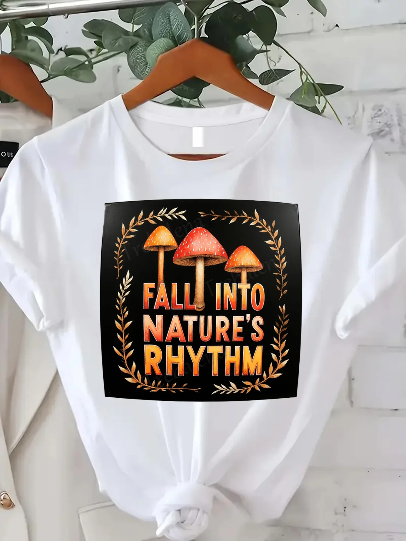 

Удобная женская футболка с принтом «Осенка в ритм природы» — осенняя женская футболка с принтом грибов»