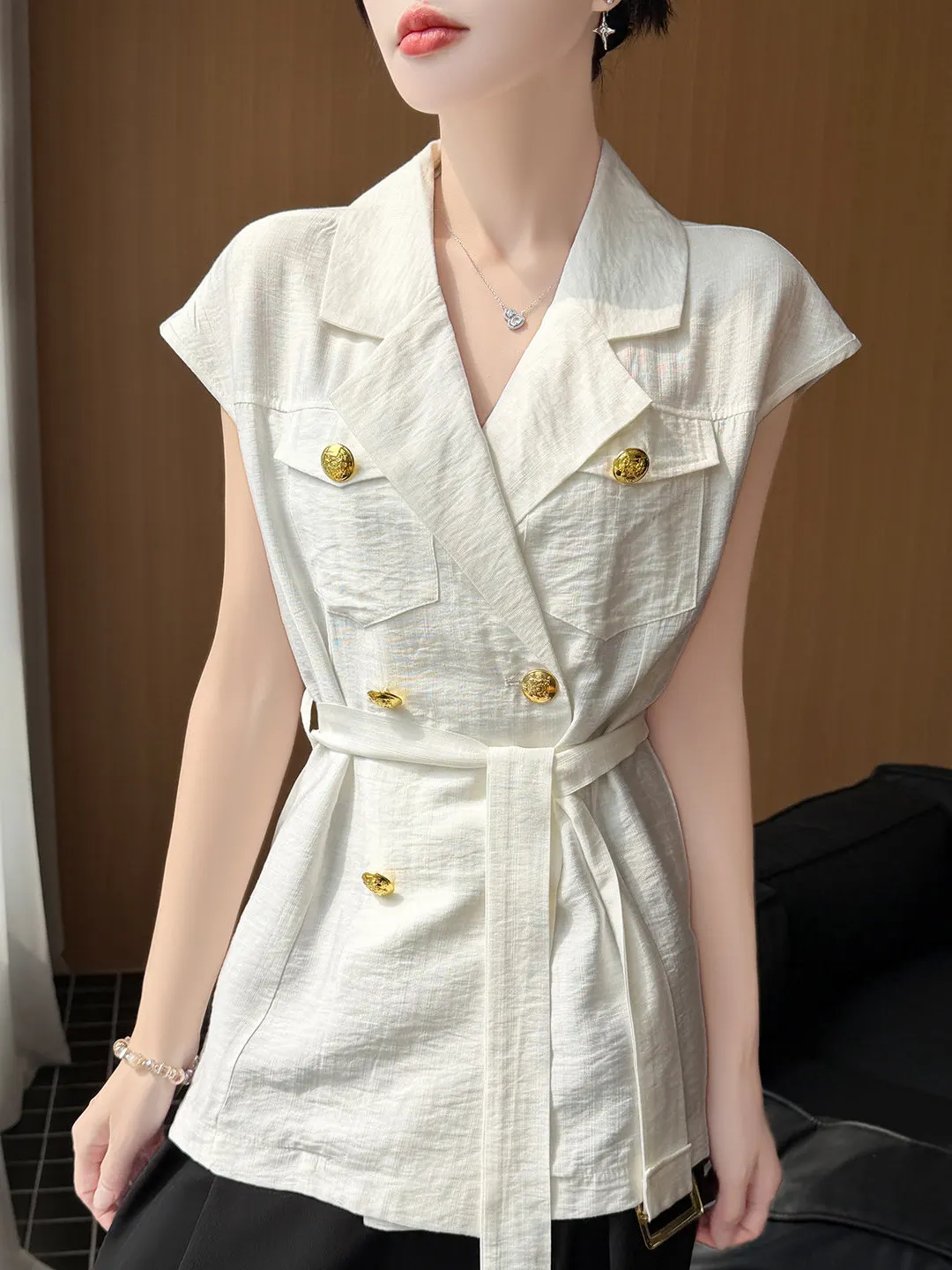 

Элегантная женская блузка во французском стиле с коротким рукавом и приталенным силуэтом, с рукавами-крылышками, точный дизайн, ощущение прохлады, однотонный топ