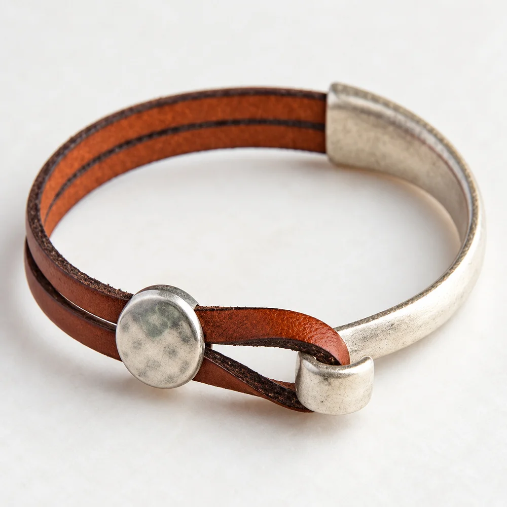 Pulsera de cuero vintage con diseño envolvente, para mujer y hombre, con dije ovalado de aleación plateada, estilo punk bohemio, joya de moda, regalo, ajustable.