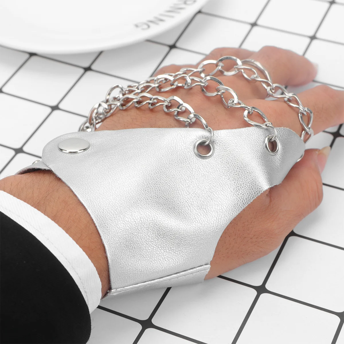 Guanti in PU senza dita con catene di metallo Guanti da performance in discoteca da palcoscenico stile punk premium argento per donna uomo