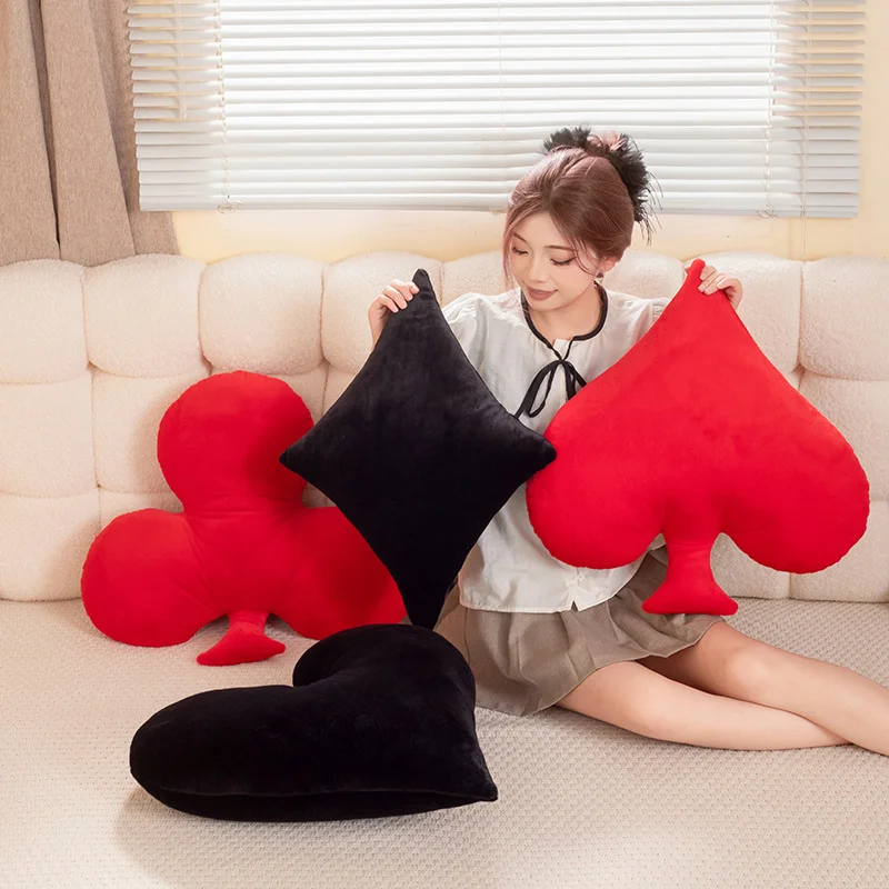 

Плюшевые игрушки в виде игральных карт: пиковые, червонные, кубические, в форме цветка сливы, мягкие плюшевые подушки, мультяшные куклы для декора вечеринок и украшения комнаты