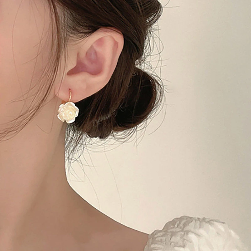 Luxury Camellia Pearl Stud Earrings Charm Elegant Eesign White Flower Dangler Women Party Trend Style Gift Chic Jewelry