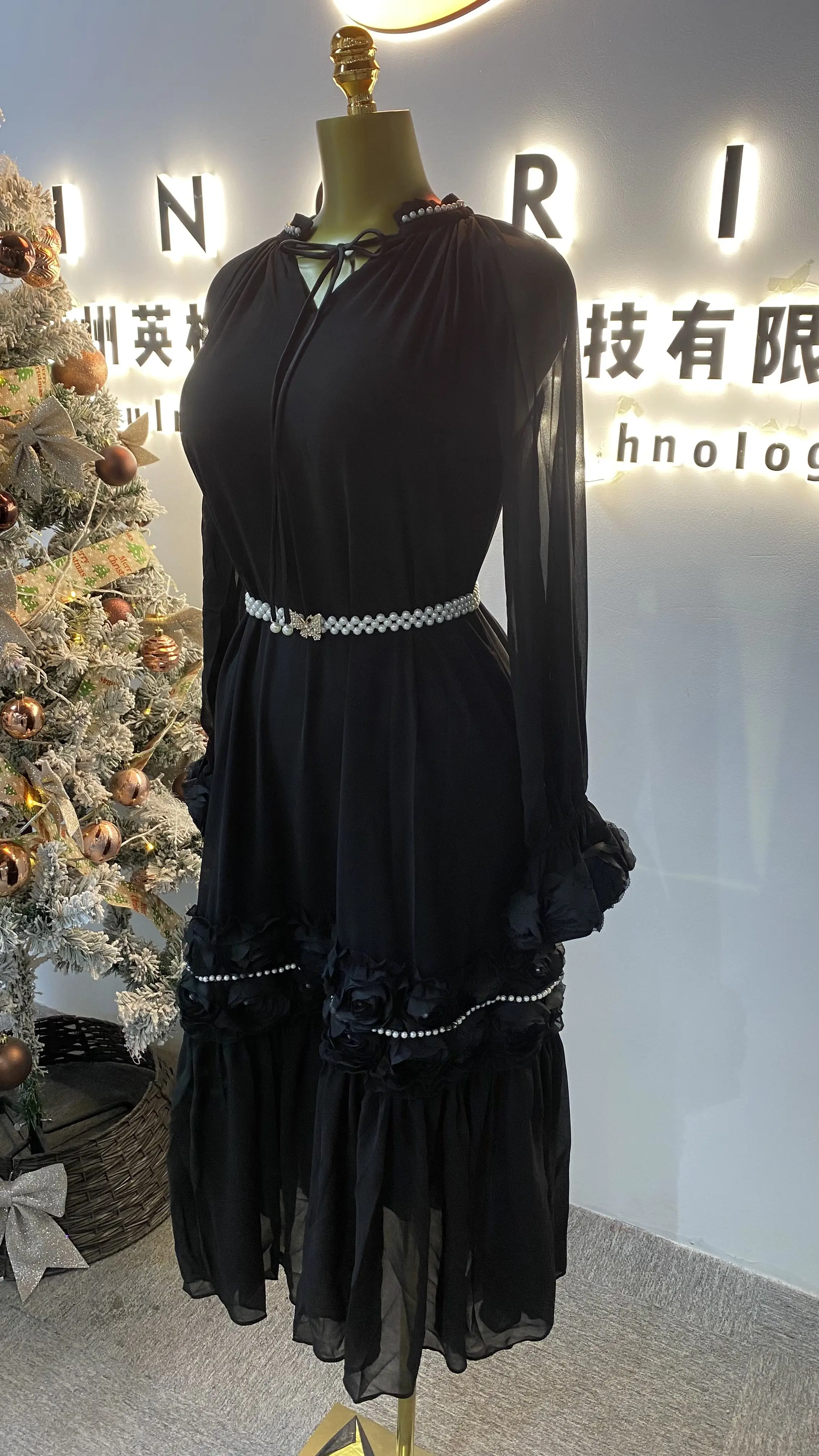 مجموعة خريف 2025: أنيقة، كاجوال، فضفاضة، رقبة على شكل حرف V طويلة مع زينة زهور ثلاثية الأبعاد وديكور.-GZXX072