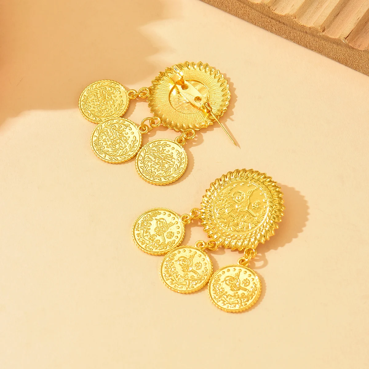 

Luxury Gold-Plated Bride's Brooch Coin Tassel Moroccan Metal Accessory Pin for Wedding Party Decorations