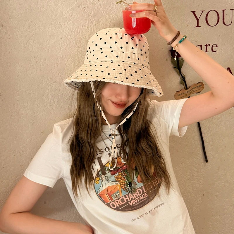 ELFSACK Women's Polka Dot Bucket Hat with Frayed Edge, Pink Wide Brim Sun Cap with Adjustable String for Travel, Sweet Accessory