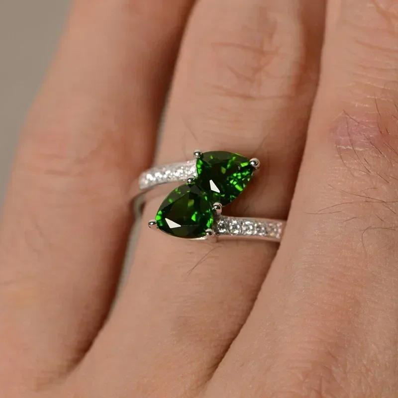 Brilliant and Exquisite Design, Girlfriend Gift Ring, Triangular Inlay, Arm Swing Design, High-end and Elegant Jewelry Wholesale