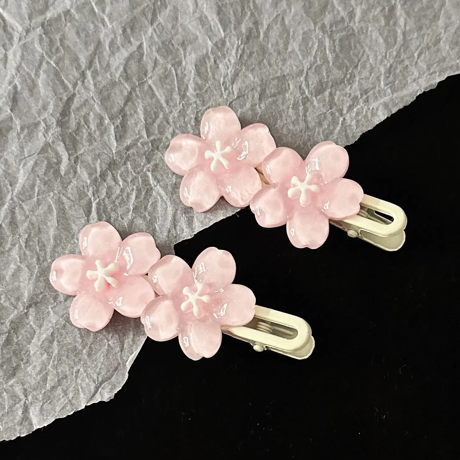 Pinza de pelo de flor de cerezo Rosa romántica, perfecta para flequillo de niña y accesorios para el cabello laterales. Disponible para venta al por