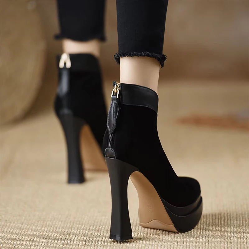 รองเท้าบูทข้อเท้าผู้หญิงแบบสวมส้นสูงหัวแหลม รองเท้าส้นสูงสำหรับฤดูหนาวปี 2025 รองเท้าหนังกลับแบบหรูหรา รองเท้าส้นหนา รองเท้าผู้หญิง