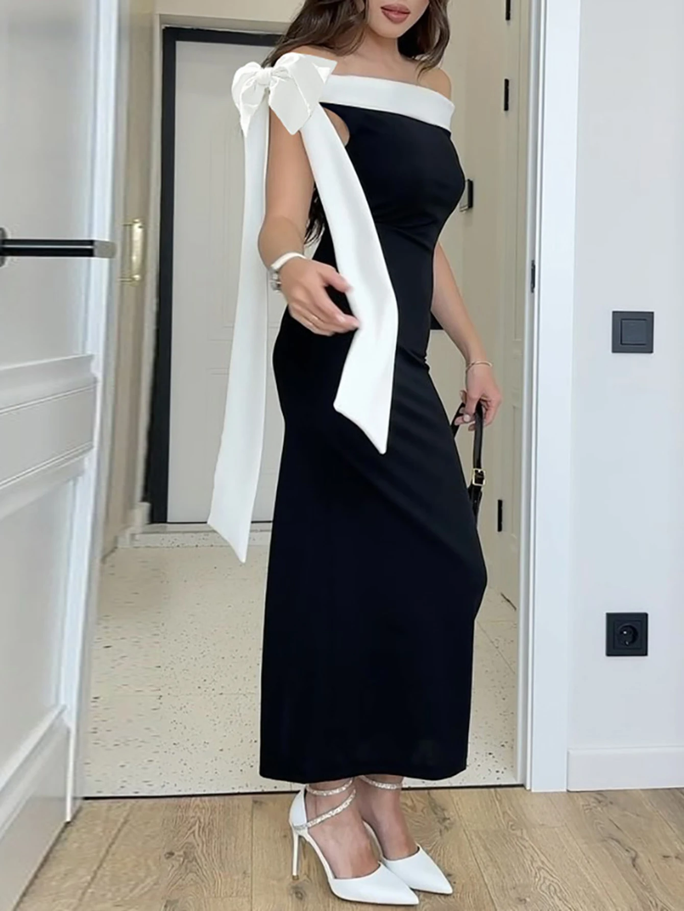 Abito estivo elegante da donna Abito lungo aderente con maniche corte e spalle scoperte con lacci in colore a contrasto per appuntamenti