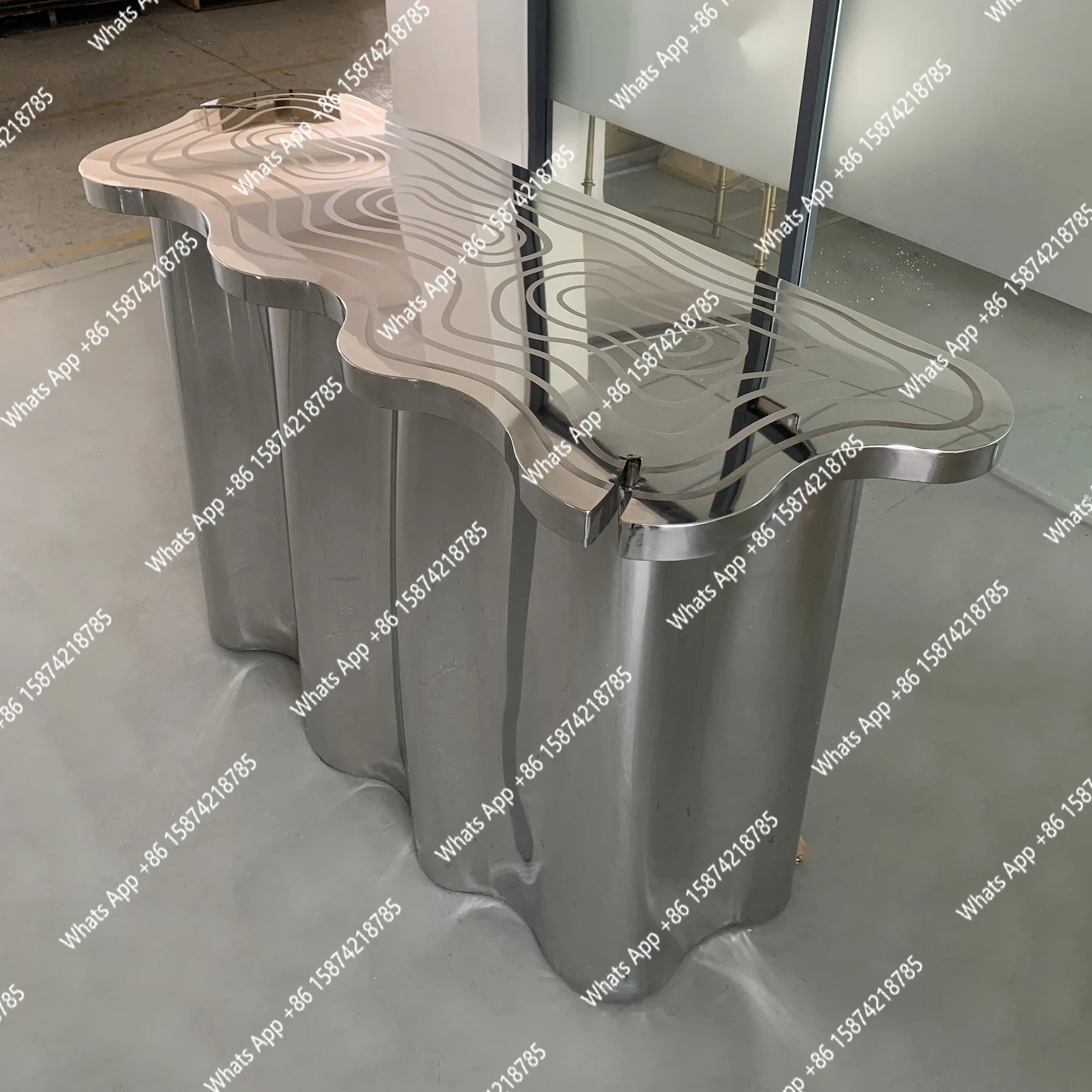 Light luxury entrance platform stainless steel entrance table against the wall enters the entrance hall, modern and simple