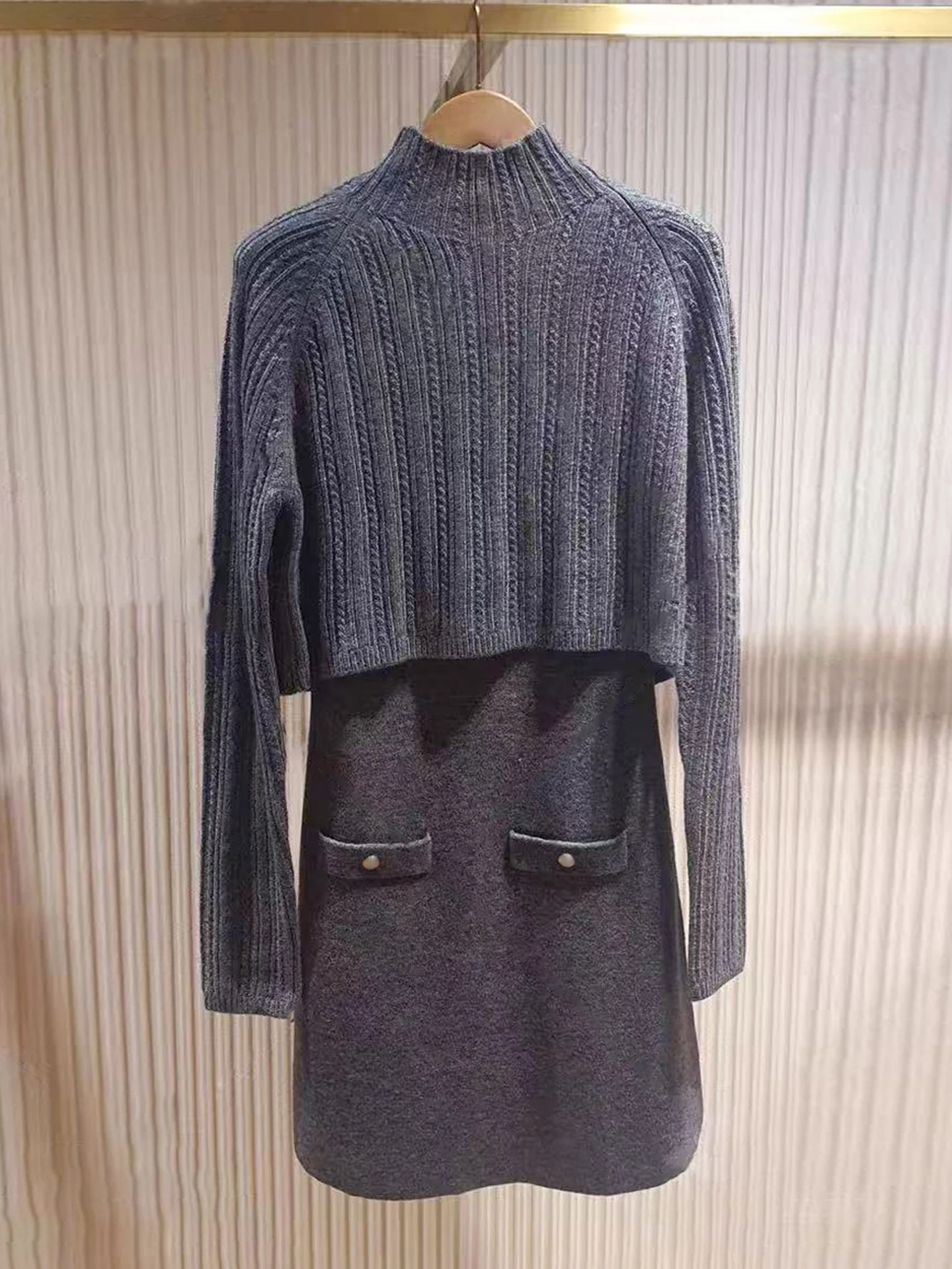 

Высококачественный женский комплект M Home Nan You с вязаным свитером и жилетом с высоким воротником и коллекцией Dr осень-зима