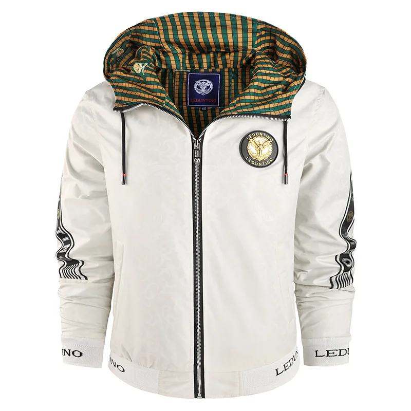 

Новые мужские куртки с капюшоном на весну и осень модные, универсальные, модные и утягивающие.