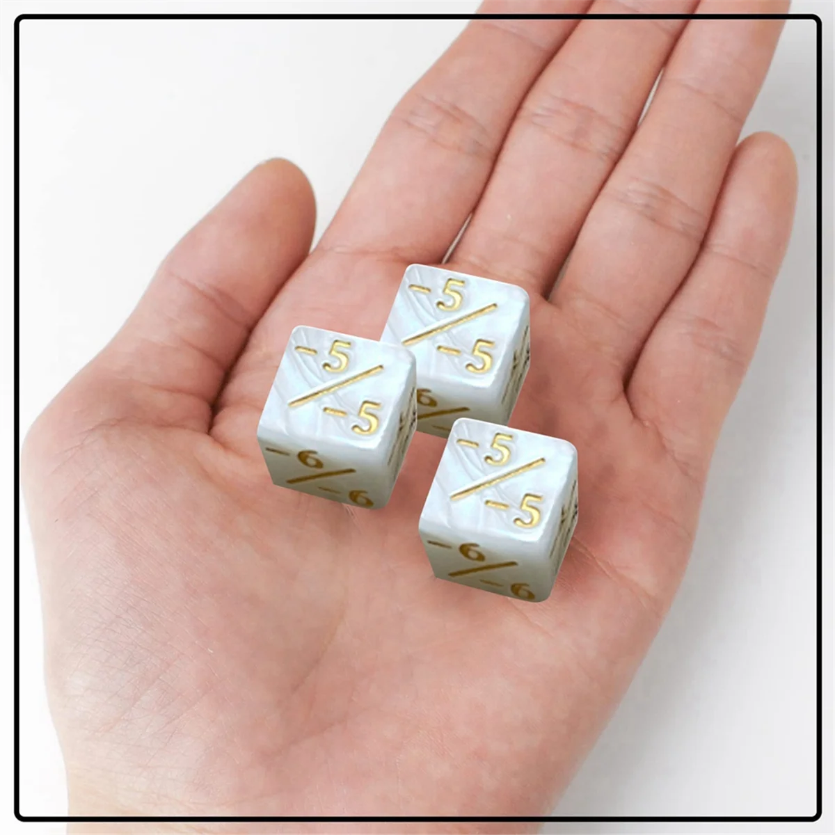 A71P 24 قطعة عدادات النرد علامة الرموز مكعبات النرد الأكريليك +/- D6 ملحقات ألعاب الورق ألعاب تعلم الأطفال (أبيض)