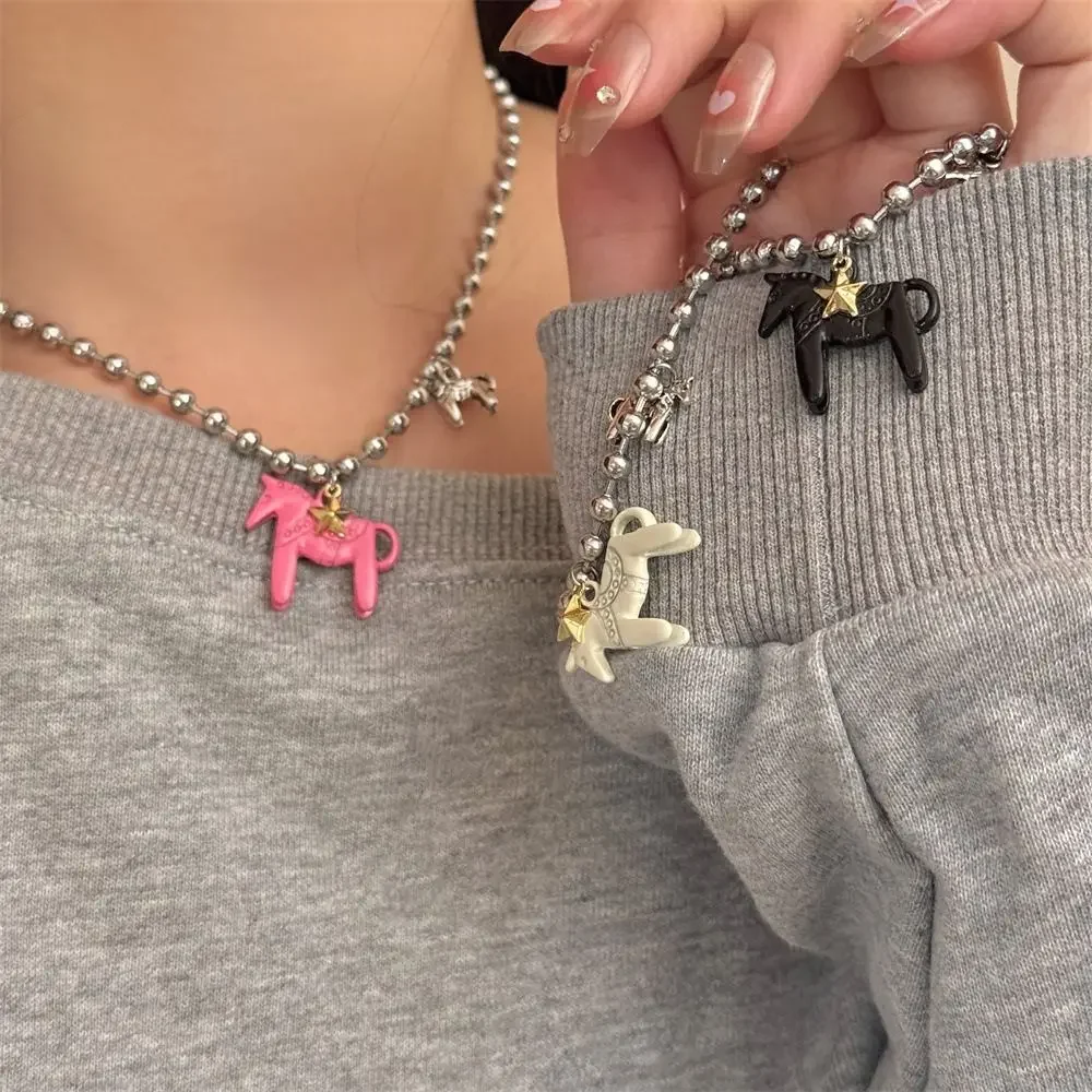 Interessante colar com pingente de cavalo banhado a prata, colar preto de liga, colar com pingente de esmalte branco rosa quente, colar de contas