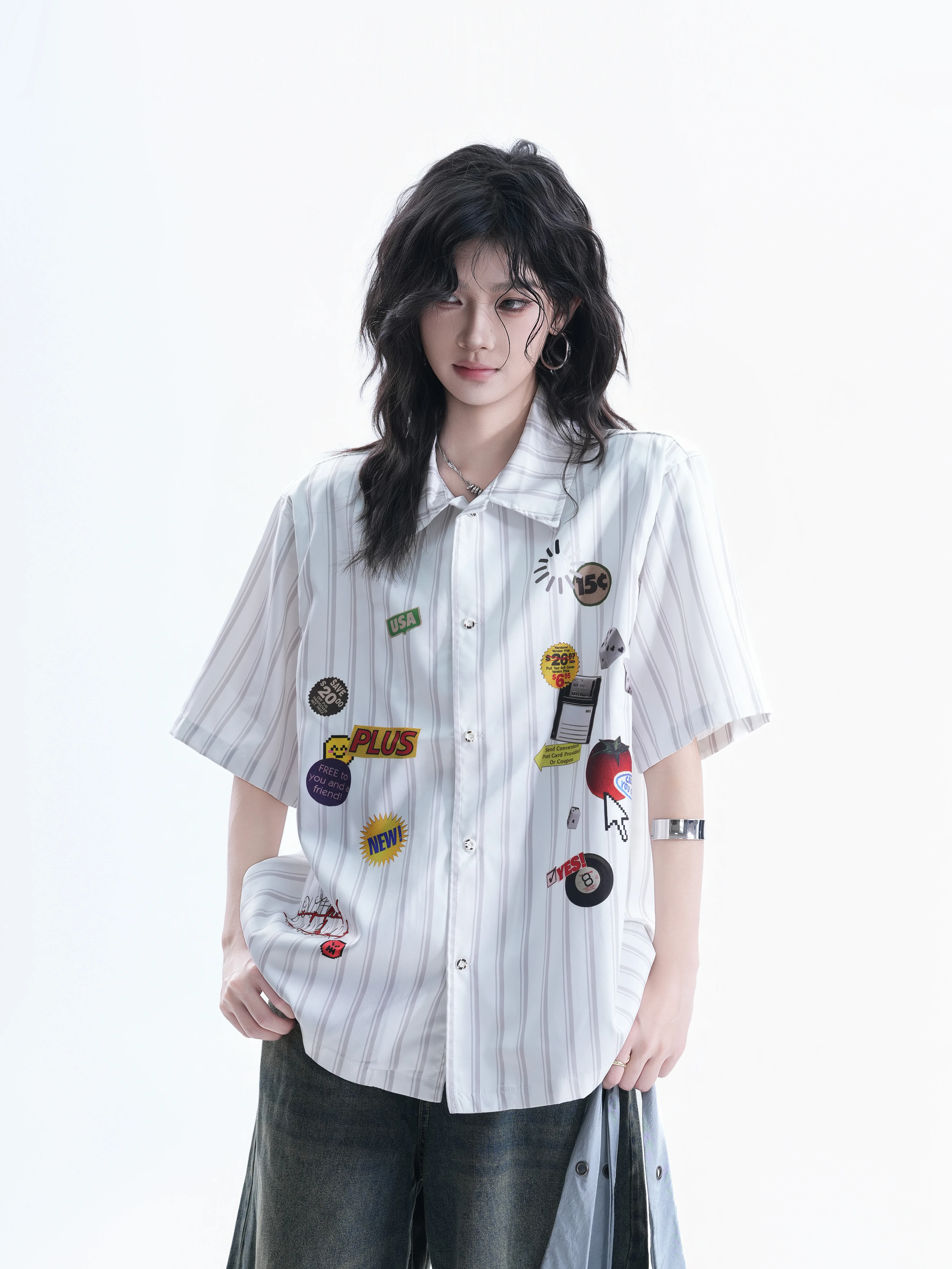 

Retro American Badge Patch Short Sleeve Shirt Women Summer Stripes INS Top Couple Half Sleeve Loose Fit Polyester Fiber