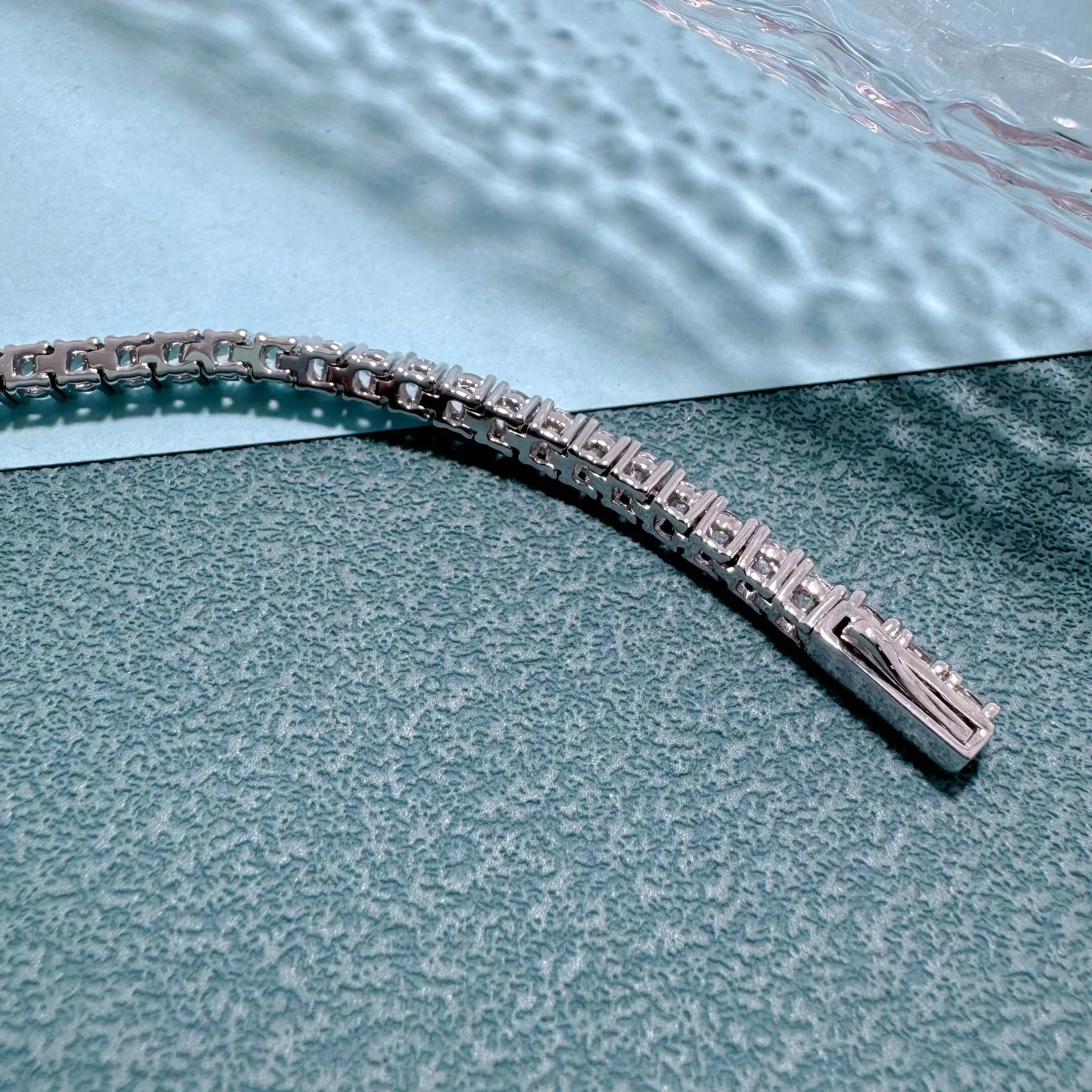 سوار نسائي من الألماس عالي الكربون PT950 بلاتينيوم كامل التمهيد (5-50 نقطة) |   تصميم ثلاثي الأبعاد ملفوف بالكرمة، أنيق للارتداء اليومي