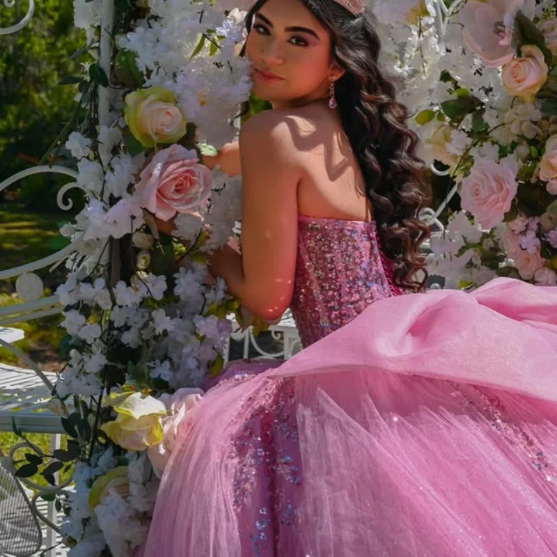 

Блестящие розовые платья Quinceanera по индивидуальному заказу с открытыми плечами, тюлевая аппликация с кристаллами и блестками, кружевное платье с длинным хвостом, Vestido 15, Quinceanera