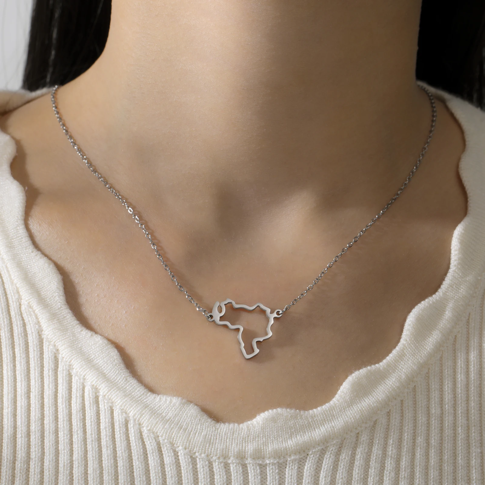 LIKGREAT 2025 فنزويلا قلادة على شكل خريطة قلادة الفولاذ المقاوم للصدأ سلسلة العنق الجوف هندسية مجوهرات للرجال النساء هدية للذكرى السنوية