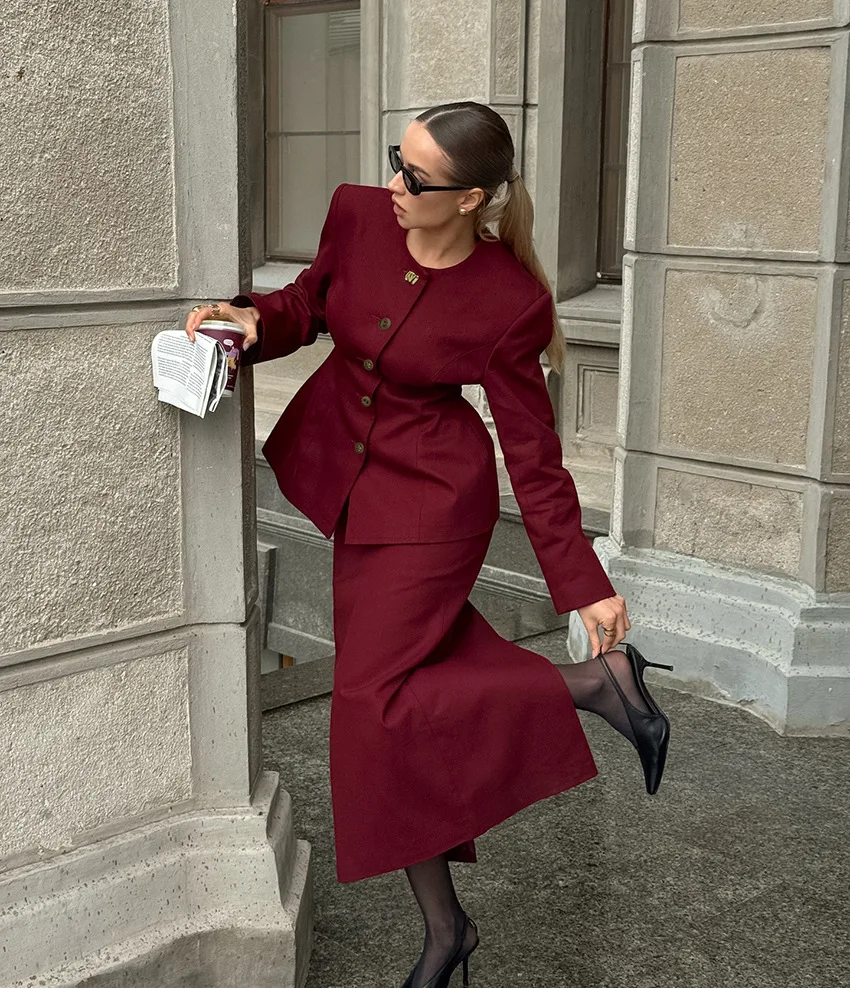 

Бордовый винтажный костюм-двойка: элегантный пиджак с длинным рукавом и макси-юбка. Изысканный офисный наряд для женщин 2026