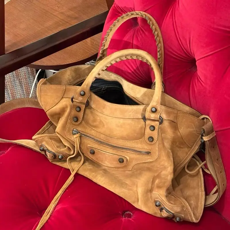 Autumn Winter New Style Women's Suede Rivet Tote Bag Fashionable Versatile Shoulder Crossbody Handbag Motorcycle Bag Casual S...