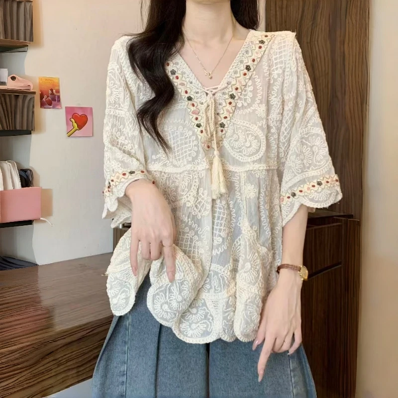 

Женская футболка больших размеров для похудения с кружевными вставками, V-образным вырезом и вышивкой, тонкая базовая рубашка, новинка весна-лето, повседневная одежда