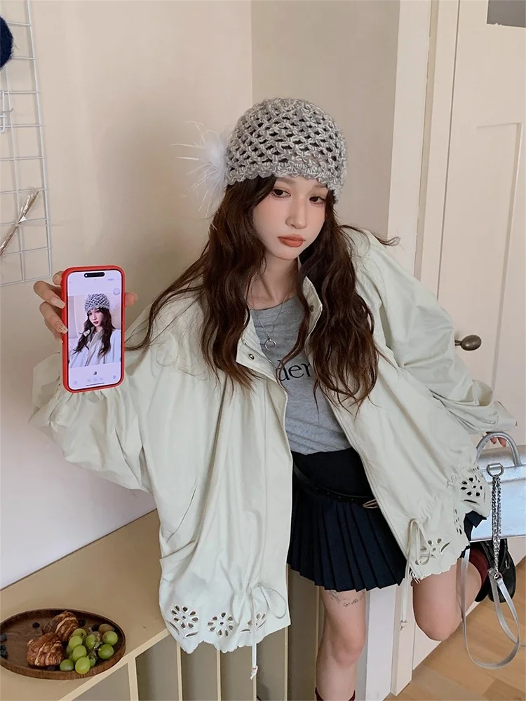 เสื้อโค้ทกันลมสไตล์เกาหลีสำหรับผู้หญิง ดีไซน์เก๋ไก๋สำหรับฤดูใบไม้ร่วง ทรงหลวม สบายๆ แขนยาว คอตั้ง แต่งรูระบายอากาศ มีเชือกผูก