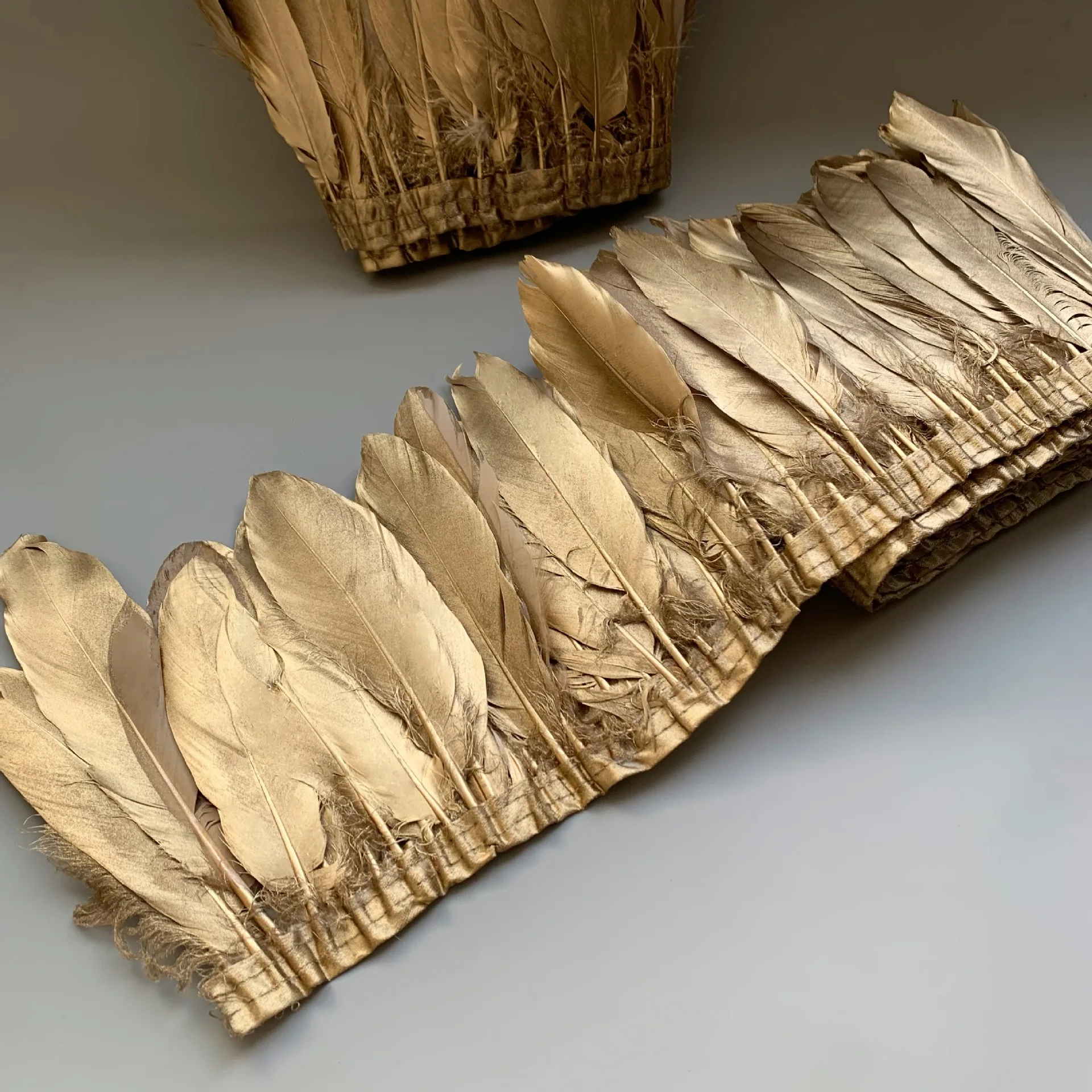 Aksesoris Pakaian Bulu Angsa Berujung Runcing Perak dengan Renda Emas di Tepi Kain Mengambang Besar untuk Pesta Pernikahan