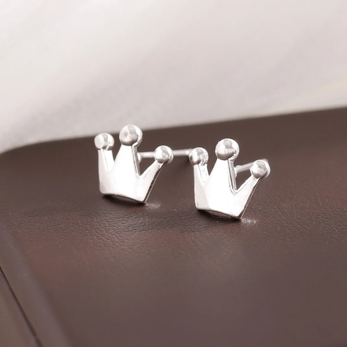 

Модные простые серьги-гвоздики в форме короны из стерлингового серебра 925 пробы E233